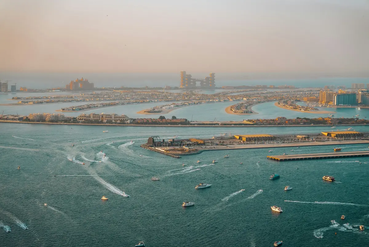 Luftaufnahme der Palm Jumeirah mit Küstenlinie